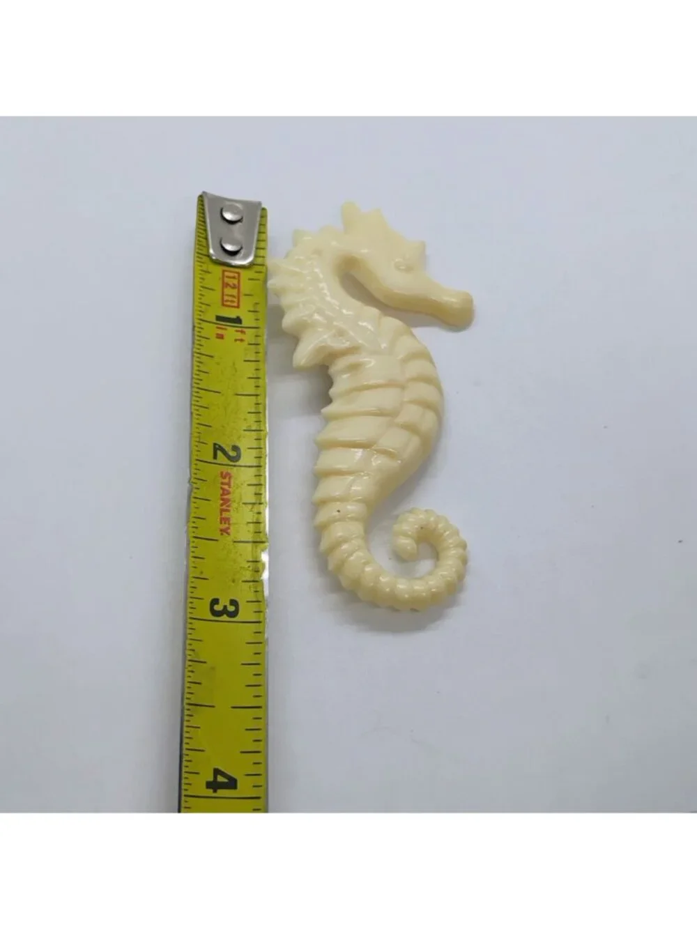 Vintage Plastic Seahorse Brooch Off-White Large 3